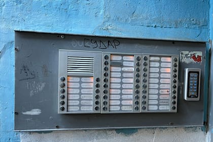 En cada pulsador del edificio 112, el apellido de una familia: ya no están los Djokovic, aunque se rumorea que el antiguo departamento sigue perteneciendo a la familia de Nole