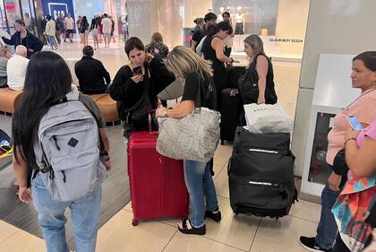En cada rincón del shopping Cenco Costanera, en la comuna de Providencia, la aglomeración de argentinos con grandes valijas es parte de la cotidianeidad del lugar
