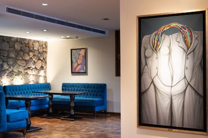 En cada rincón hay pinturas y esculturas originales de 40 grandes artistas argentinos, como Fernando Fader, Benito Quinquela Martín, Cesáreo Bernaldo de Quirós y Raúl Soldi