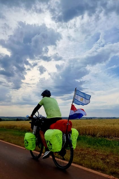 En cada tramo, llevan la bandera argentina y la del país que cruzan; en este caso, la de Paraguay.