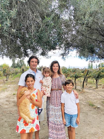 En Cafayate, días atrás, con su marido, Pancho Lavaque, y sus hijos,
Allegra, Félix y Esmeralda