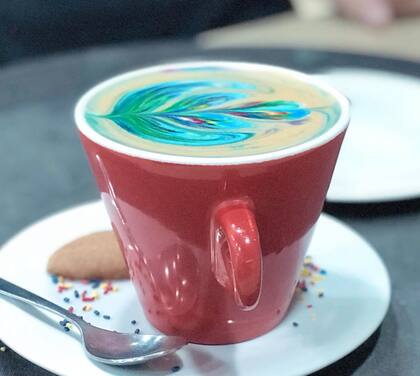 En café de colores se llama rainbow coffee, y en Buenos Aires se sirve en Coffee Haus