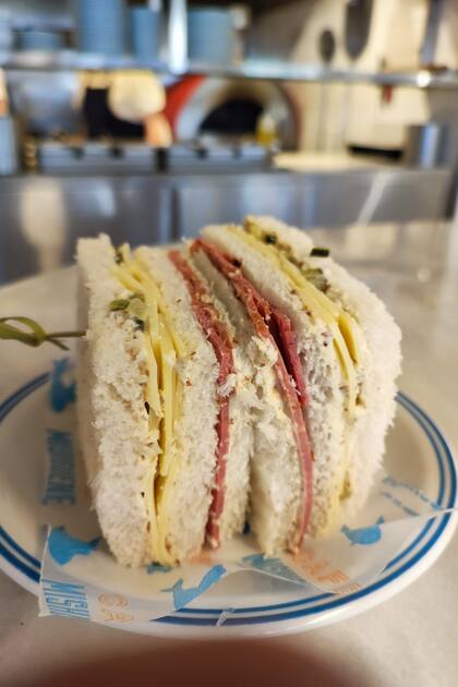 En Café Mishiguene ofrecen pastrón bajo el argentinísimo formato del sándwich de miga