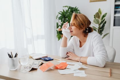 En California 4 de cada 10 personas (38%), y más de la mitad de aquellos con bajos ingresos (52%), dicen que tienen deudas médicas. Créditos: Canva