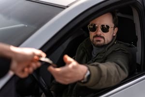 Documentos válidos en California en marzo 2026 y qué hacer si el ICE te detiene en una parada de auto