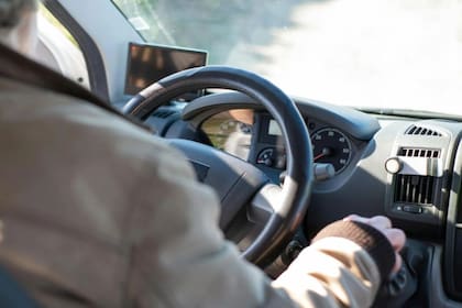 En California, para obtener licencias de conducir comerciales los solicitantes deben verificar su identidad con un documento aceptable