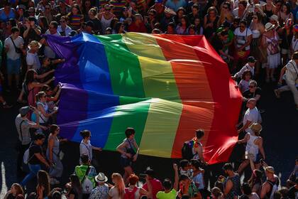 En California se registró la quema de una bandera LGBTQ+ a tan solo unos días de que comenzara el Mes del Orgullo 