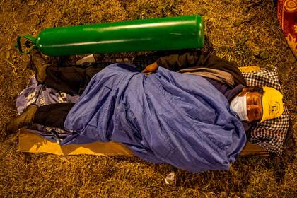 En Callo, esperas en la noche para recargar un tubo de oxígeno