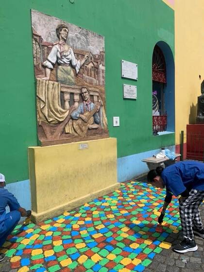 En Caminito, pintaron los adoquines que bordean murales para delimitar el paso de los turistas y preservar el patrimonio
