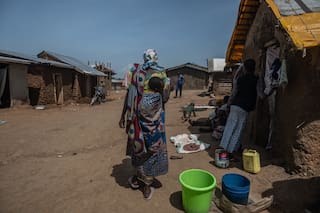 En campamento de desplazados en Congo, combaten el ébola con arena y avena, sin agua