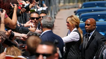 En Cannes, detrás de Julia Roberts, su infaltable guardaespaldas