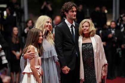 En Cannes y en familia: Marlowe, Sienna Miller, Oli Green y Jo Miller, mamá de la actriz y abuela de la pequeña Marlowe