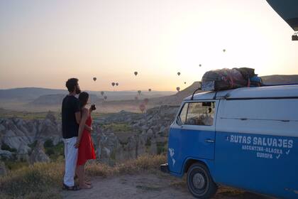 En Capadocia, Turquía. Después de una larga espera, la combi llegó a Asia y así pudieron recorrer varios países