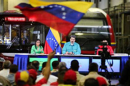 En Caracas, Maduro encabezó un acto con representantes del sector del transporte