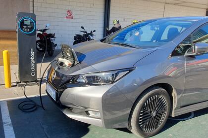 En cargadores semi rápidos se puede reponer un 30% en poco más de una hora