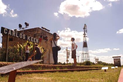 En Carlos Keen se puede recorrer la feria de artesanías y degustar comidas típicas de la zona