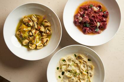 En Carmen se destacan los cappelletti de remolacha con provolone y lima; y los tortelli de hongos con manteca de lemongrass