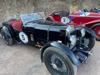En carrera: en el Rally de Bodegas compiten autos de todas las épocas, desde la preguerra hasta los años setenta. Como este Aston Martin International de 1932.