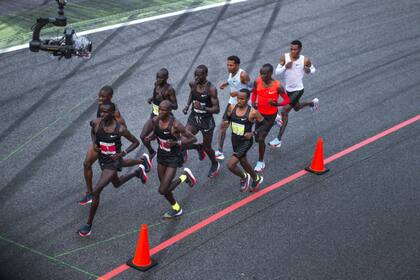En carrera: Kipchoge, Desisa y Tadese protegidos por seis “liebres”