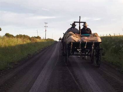 En carros y con ropa de época, un emotivo homenaje