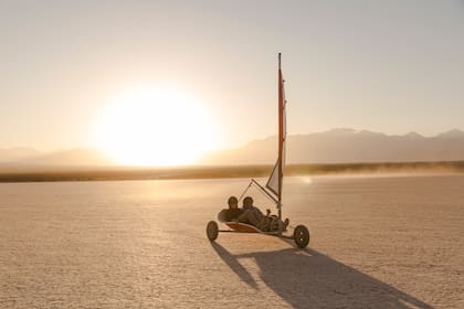 En carrovela se avanza a toda velocidad sobre el fondo arcilloso del Barreal Blanco o Pampa del Leoncito.