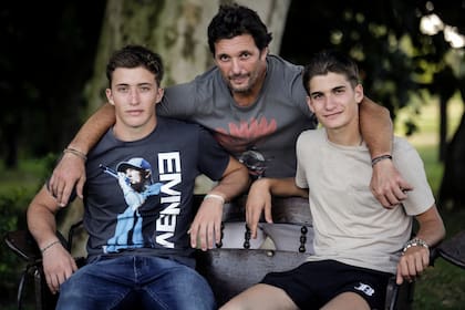 En casa, cuando los chicos ganaron su primer Palermo en 2021. Lolo les enseñó a tener los pies sobre la tierra