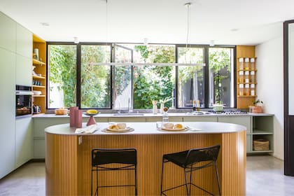 En casa de Camila Castillo, amoblamiento en MDF (Ideï Arquitectura) enchapado en roble y laqueado con el tono ‘Contented’ 6191 de Sherwin Williams.