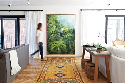 En casa de Cecilia Larralde, socia del estudio de interiorismo Larralde-Spelzini, alfombra (Mihran) y obra de la artista argentina Anabella Sapia.