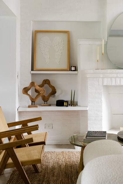 En casa de la diseñadora de indumentaria Carolina Berro Madero, alfombra de yute (Gloria Atelier Deco) y sillones con esterilla (Esto es Regio).