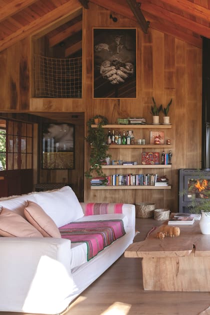 En casa de la fotógrafa Céline Frers, proyectada por el estudio salteño Etchegaray-Ramos Mejía, se aprovechó la altura para hacer un entrepiso que toma la mitad de la planta y ubicar allí el cuarto de huéspedes