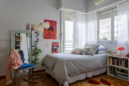 En casa de Mariana Sourrouille, silla tapizada (Objeto Secreto) y lámpara de pie (Ejército de Salvación). Cubreedredón (Luna Oks).