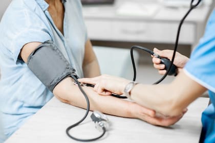 En caso de presentar el formulario I-485, para registrar residencia permanente o ajustar estatus, el solicitante debe normalmente someterse a un examen médico