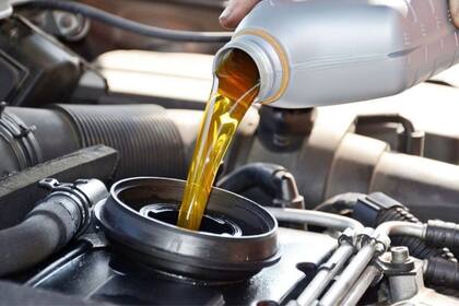 En caso de que falte aceite, no se debe seguir porque es de sumo peligro para el motor