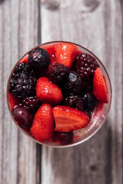 En caso de que las bayas sean frescas, se sugiere lavarlas y secarlas delicadamente para preservar sus propiedades