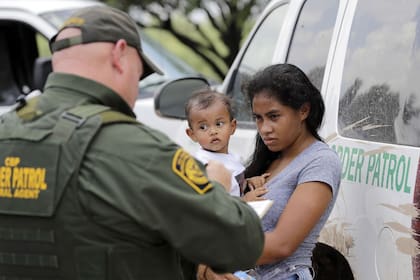 En caso de que un niño se quede solo, luego de la detención de sus padres por el ICE, se pone al cuidado de una oficina especializada
