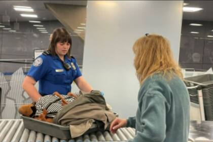 En caso de que un pasajero tenga artículos sospechosos dentro de la valija, la TSA podrá realizar una inspección profunda