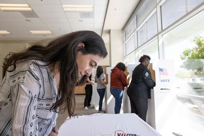 En caso de que una persona emita una papeleta provisional durante la votación anticipada en persona o el día de las elecciones, no puede completar o devolver la misma por correo