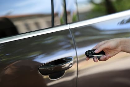 En casos de violencia doméstica, un fallo judicial que otorgue uso exclusivo del auto tendrá prioridad sobre un título de propiedad compartido