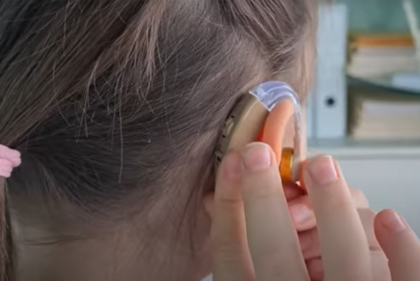 En casos poco frecuentes, los niños nacen con defectos genéticos que no les permiten escuchar nada, aunque sus oídos están físicamente intactos