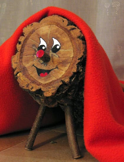 En Cataluña, los chiquillos consiguen sus obsequios fajando a un simpático tronco mágico llamado Tió de Nadal, al que mantienen calentito bajo una manta los días antes de la Navidad