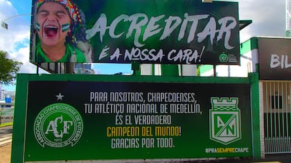 En Chapecoense, un cartel agradece a Atlético Nacional de Medellín, en el primer aniversario de la tragedia