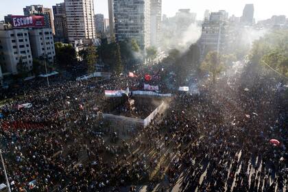 En chile: masiva marcha por el aniversario de las protestas (Photo by Javier TORRES / AFP)