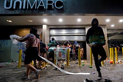 En chile: saqueos e incendios en una masiva marcha por el aniversario de las protestas (AP Photo/Luis Hidalgo)