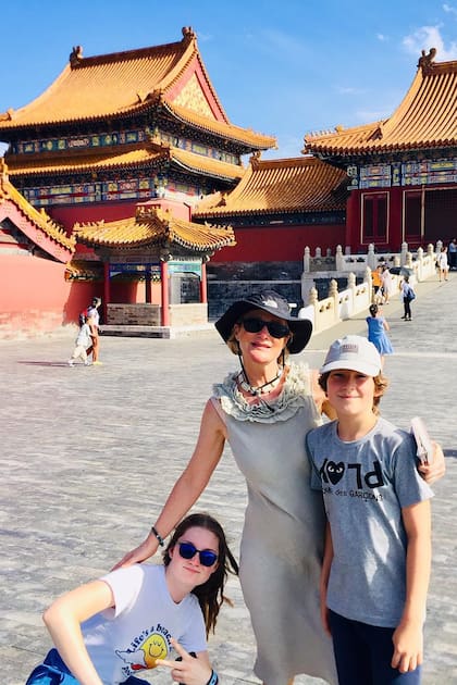 En China con sus hijos, la princesa Josefina (20) y el príncipe Oscar (16), en 2019, el año anterior a recibir el título real que se hizo extensivo a sus herederos.