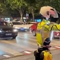 China despliega robots humanoides para controlar el tráfico