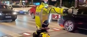 China despliega robots humanoides para controlar el tráfico