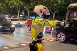 China despliega robots humanoides para controlar el tráfico