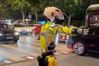 China despliega robots humanoides para controlar el tráfico