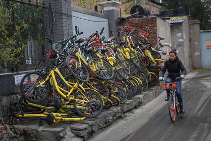 En China las calles se llenaron de cementerios de bicicletas de alquiler