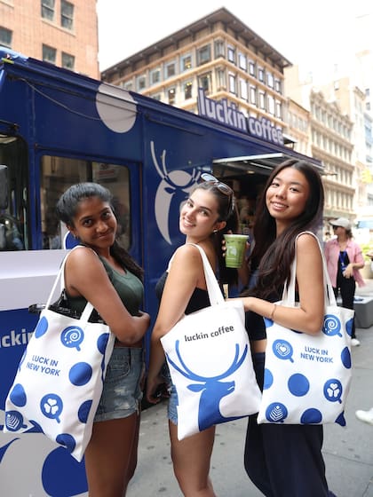 En China, Luckin Coffee superó en ingresos a Starbucks por primera vez en 2023
